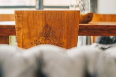 Detail-na-stolicku-v-jedalni-chata-Woodpark