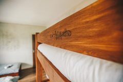 Ornamenty-na-posteliach-chat-Woodpark