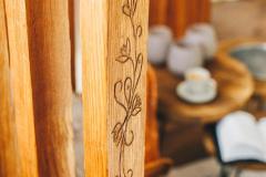 Ornamenty-na-schodoch-chaty-Woodpark