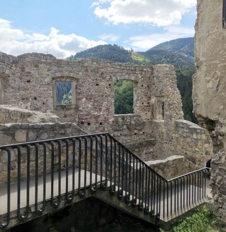 Hradné múry hradu Strečno